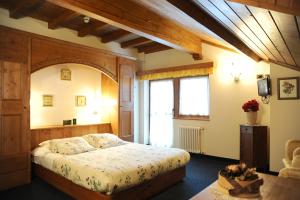 Un pat sau paturi într-o cameră la Hotel Garnì Il Cirmolo
