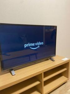 Uma TV ou centro de entretenimento em 名古屋城に1番近い名古屋市北区若鶴民泊