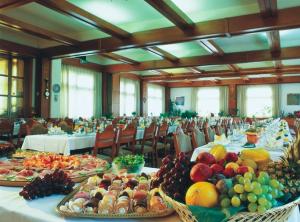 uma grande sala com muitos pratos de comida nas mesas em Gasthof Plasch em Ferlach