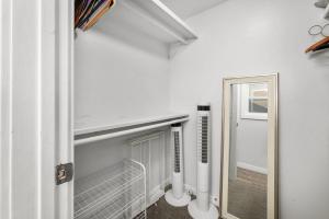 baño con espejo y radiador en Giant Newport Duplex - Surf, Sand, Playground, Parking, en Newport Beach 106 fotos más