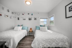 Postel nebo postele na pokoji v ubytování Stunning Casa Surf House in Newport with Parking Stunning Casa Surf House in Newport