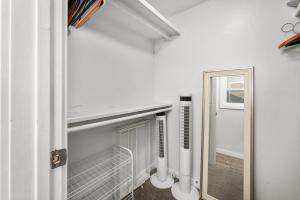 Koupelna v ubytování Stunning Casa Surf House in Newport with Parking Stunning Casa Surf House in Newport + 69 fotografií