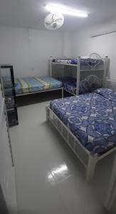 a room with two bunk beds in it at RENTA APARTAMENTO EN EL RODADERO SANTA MARTA CERCA DEL MAR in Rodadero