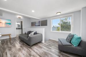 Una sala de estar con dos sofás y una ventana. en Perfect Surf Casa in Newport Near Beach and Pier, en Newport Beach