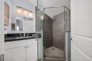 Un baño con ducha con puerta de cristal. en Perfect Surf Casa in Newport Near Beach and Pier, en Newport Beach 39 fotos más