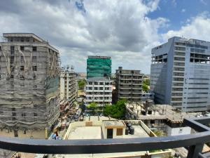 达累斯萨拉姆Mazola Diamond Hotel的城市空中景观高楼