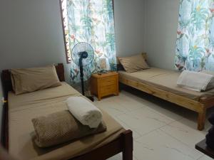 Postel nebo postele na pokoji v ubytování Fitz & Oritz Homestay