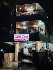 una señal de alojamiento en casa en la parte delantera de un edificio en Srinidhi Home Stay, en Tirupati