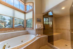 Koupelna v ubytování 580 Elk Circle + 62 fotografií