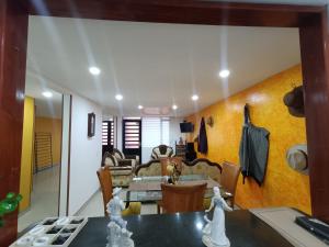 a living room with a couch and a table at Arama Casa Artesanal in Paipa