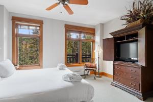 ein Schlafzimmer mit Bett und Flachbildfernseher in der Unterkunft Lone Eagle 3017 in Keystone + 34 Fotos