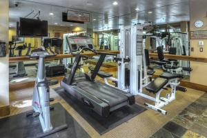 einen Fitnessraum mit mehreren Laufbändern und einem Laufband in der Unterkunft Lone Eagle 3017 in Keystone