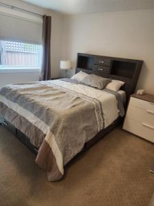 Ένα ή περισσότερα κρεβάτια σε δωμάτιο στο Cozy Royal Bay Suite