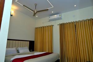 Postel nebo postele na pokoji v ubytování Swami Prasad Paradise hotel
