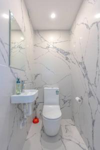 Et badeværelse på Renovated Vocation Home in Concord