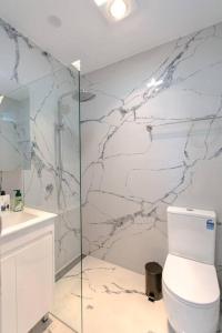 Et badeværelse på Renovated Vocation Home in Concord + 7 billeder