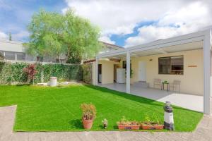 En have udenfor Renovated Vocation Home in Concord