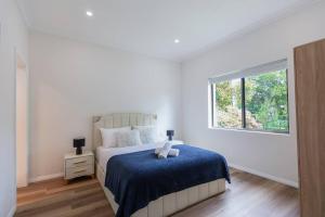 En eller flere senge i et værelse på Renovated Vocation Home in Concord