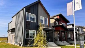una casa con un rivestimento nero sul lato. di Exquisite 3bedroom home, 16m to WEM & 25m to YEG a Edmonton