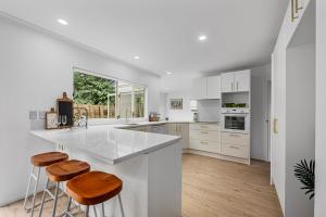 Η κουζίνα ή μικρή κουζίνα στο Spacious room in Browns Bay