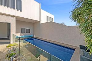 una piscina frente a una casa en Sea Panorama on The Parade with pool, en Ocean Grove