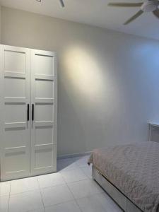 Postel nebo postele na pokoji v ubytování Minimalist Heaven Near Tmn Intan