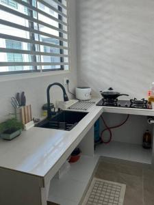 Kuchyň nebo kuchyňský kout v ubytování Minimalist Heaven Near Tmn Intan