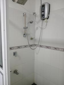 eine Dusche mit Duschkopf in einem Badezimmer in der Unterkunft Sunshine Holiday Resort -Sella Kataragama in Kataragama