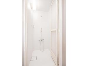 ein weißes Bad mit einer Dusche und einem WC in der Unterkunft 田端精装套房 403 in Tokio + 33 Fotos