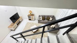 a living room with a couch and a television at Casa Familiar in Aparecida