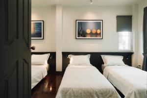 バンコクにあるMy Sukhumvit Villaの白い壁のドミトリールーム ベッド3台 +28枚の写真