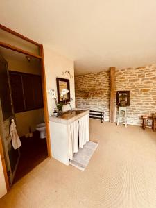 un bagno con lavandino e WC di Maison de Vignerons La Grange a Noyers-sur-Serein