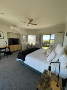 Voodi või voodid majutusasutuse Views to unwind - self contained unit w/king bed toas