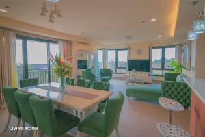 TV a/nebo společenská místnost v ubytování Anvaya Cove, Seabreeze Verandas 2BR