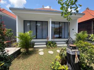 Κήπος έξω από το Clara Guest House Canggu