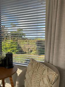 Rõdu või terrass majutusasutuses Views to unwind - self contained unit w/king bed
