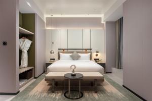 ONESS Executive Hotel Guangzhou Huangpu-Free Shuttle Bus from 15th October to 5th November客房内的一张或多张床位