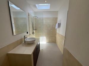 Ένα μπάνιο στο Clara Guest House Canggu