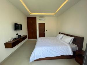 Μια τηλεόραση ή/και κέντρο ψυχαγωγίας στο Clara Guest House Canggu