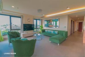 TV a/nebo společenská místnost v ubytování Anvaya Cove, Seabreeze Verandas 2BR