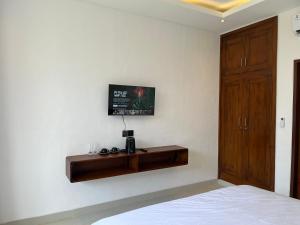 Μια τηλεόραση ή/και κέντρο ψυχαγωγίας στο Clara Guest House Canggu +8 φωτογραφίες