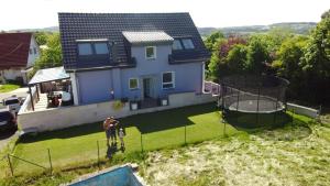 a man standing in front of a house with a basketball hoop at Traumwohnung 3 Zi im Grünen Retro Terrasse, Garten, Grill, Wifi in Hove