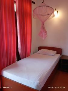 Postel nebo postele na pokoji v ubytování Pearl Deluna Resort Mirissa