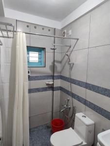 une salle de bain avec toilettes et douche dans l'établissement Gulmohar Varkala, à Varkala