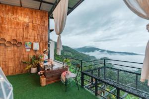 Ban Thung Phan Haม่อนสาเคียงดาว的带阳台的房间，可欣赏山景