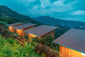 Ban Thung Phan Haม่อนสาเคียงดาว的山丘上一排房子,背景是山丘