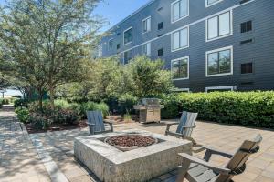 Aed väljaspool majutusasutust North Bethesda 1br w pools nr coffee groceries WDC-719