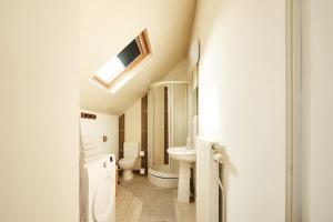 Un baño blanco con lavabo e inodoro. en Grand studio center of Mons, en Mons 15 fotos más