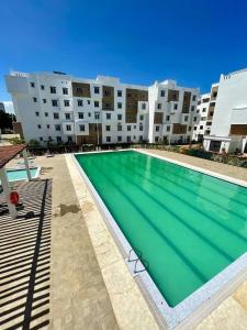モンバサにあるBuxton point apartmentの建物の前の大きなプール