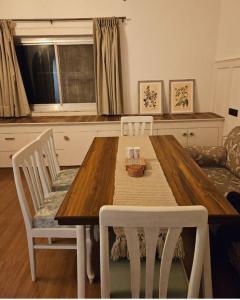 Posezení v ubytování The Bougainvillea cottage farmstay near Dehradun , 2 bedroom private cottage next to fields and orchards with hill views